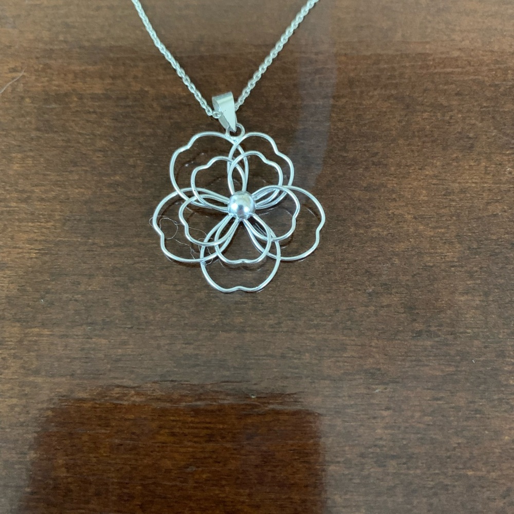 Elegant Silver Flower Pendant Necklace